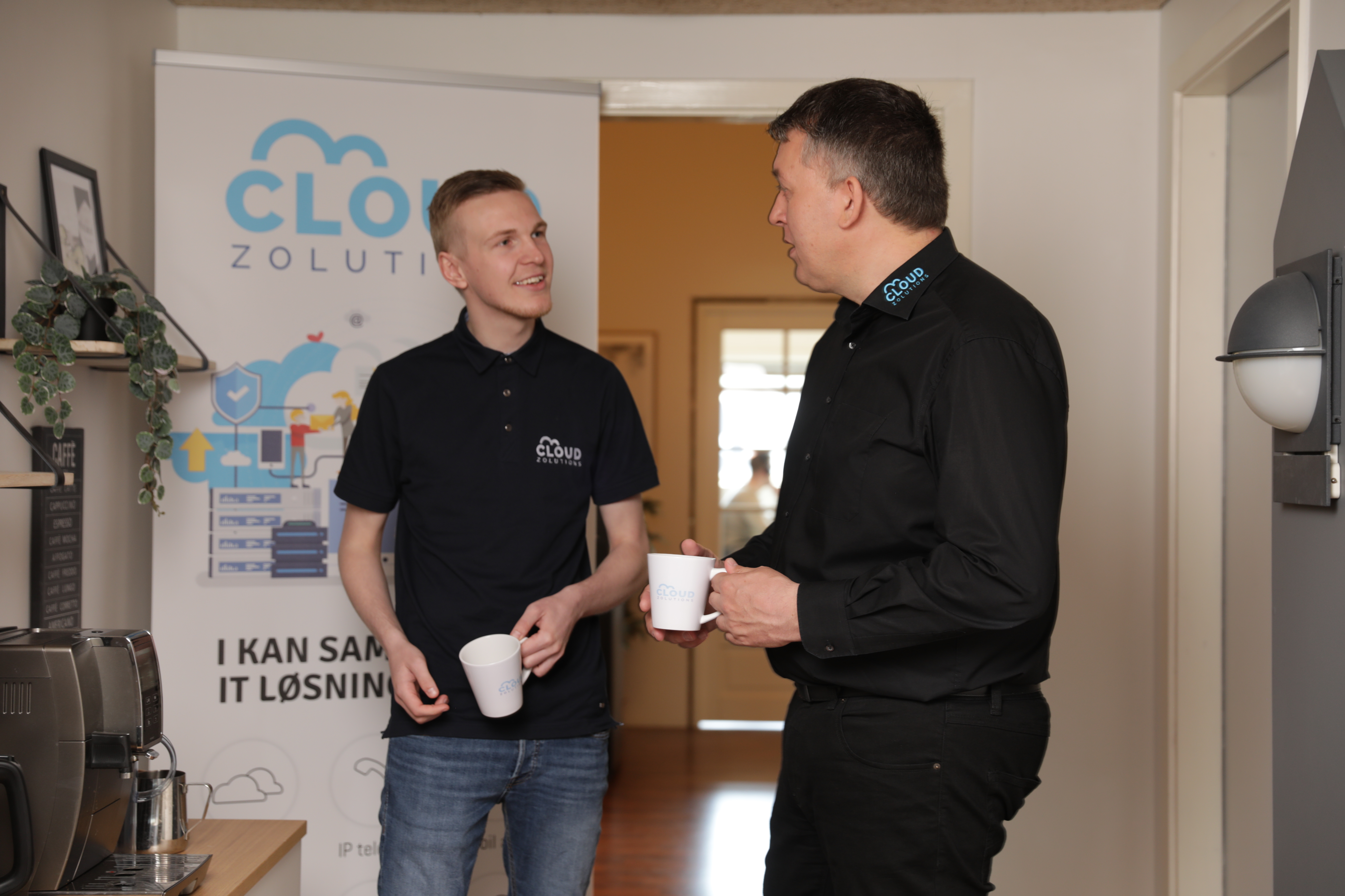 To kollegaer snakker